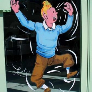 Mantes la jolie, peinture sur vitrine pour le festival de la bande dessinee par un artiste belge, Jean-Marie Lesage