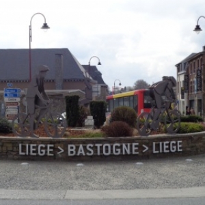  am Kreisverkehr (rond-point)  von Bastogne