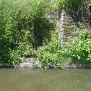 Escalier -desaffecte- menant au niveau de l'eau, derriere l'eglise, donc le vieux cimetiere. On y puisait l'eau pour "soigner" les tombes jusque dans les annes 50. 