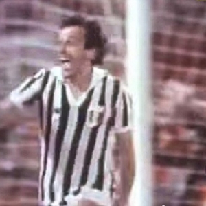 Platini, autre gloire du sport francais, ds son tour d'honneur triomphal apres avoir marqu un penalty au Heysel en 1985. Finale de la coupe d'Europe. Il jouait avec la Juventus Turin, dont 39 supporters venaient de se faire massacrer par des hooligans.
