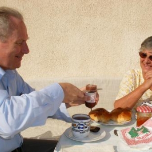 Tunis, Simone avec un ambassadeur, qui se coupe une tranche de saucisson de chez Marie Dubru, qui accompagnera du cramique de chez Philippart