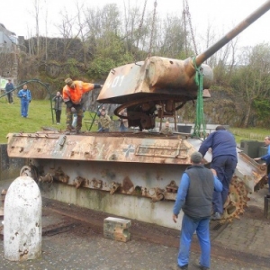 Maenner bereiten den Tank fuer seine Abfahrt in Renovierung vor. Foto: Philippe Jaeger Elias Chief Research Officer.