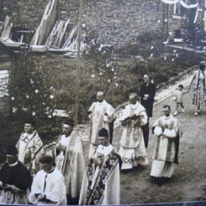 R. Wilhelmy, premices sacerdotales. 1958. Procession depuis sa maison, rue St-Roch (Houffalize). Collection Louis Dislaire