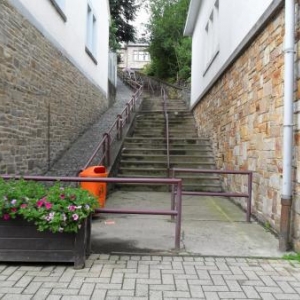 4. Au pied de la ruelle en escalier historique.