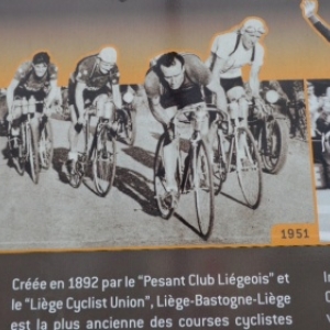 Tafel am Kreisverkehr (rond-point) von Bastogne