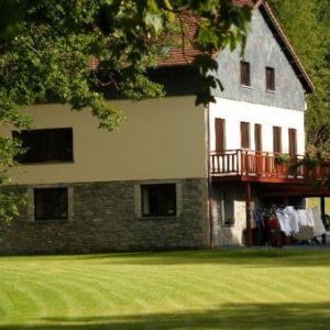 Ermitage: une partie des constructions du moulin, heureusemenet converti en appartements de tourisme. On dirait le Sud!