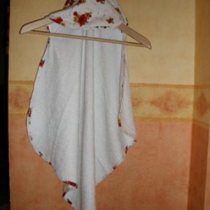 26. essuie de bain "nourrisson", avec capuche et bordure assortis, atelier de formation couture Casbah d'Alger (6,5 euros)