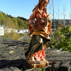 Sinte Catrine avou s'rouwe (statuette en bois, baroque, du Sud-Tyrol; prise sur un muret au Bois des Moines).