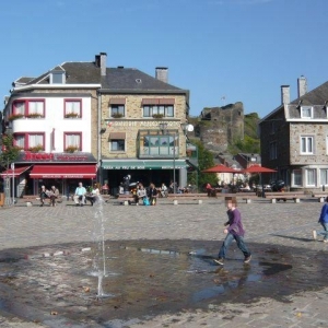 La Roche-en-Ardenne, place du Bronze. Image Office du Tourisme. 
