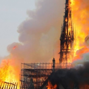 Effondrement de la fleche de Notre-Dame en flammes.