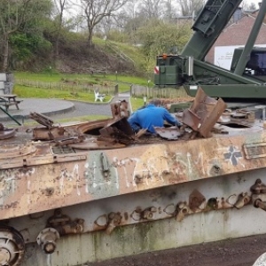 Le Panzer au cours du demontage, Houffalize (ph. Ph. J. Elias)