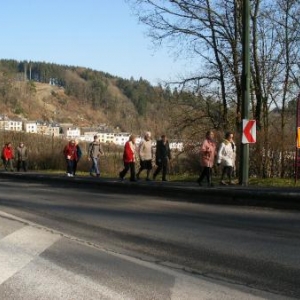 4. le trottoir qui longe la route de Liege est bien securise par un rebord 