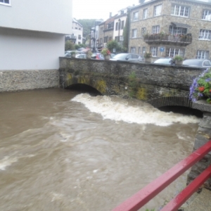 L'Ourthe s'engouffre sous le pont de la route de Liège