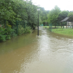 Voie inondée à l'arrière des équipements de Houtopia (ce n'est pas le lit de l'Ourthe)