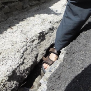 Le pied de l'auteur, par lui-meme, sur ce qui tient lieu de trottoir (et de piste cyclable? ).