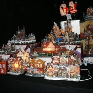 66. La nuit tombe; un stand de NOEL vient d'allumer ses miniatures.