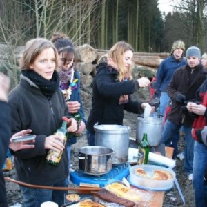 22. tiens! les filles du patro de Bastogne font leur business au coin d'un bois. Tout ce qu'il y a de louche chez elles, c'est leur ustensile. 