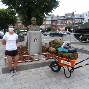 Célie Desmeth et son tour de Belgique avec une brouette