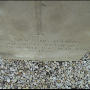 La pierre tombale de John, dans le "carré" du Commonwealth au cimetière de Houffalize