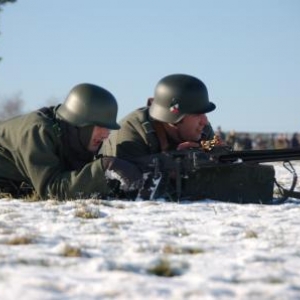 Soldats allemands avec mitrailleuse