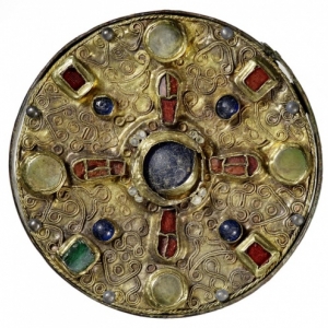 Fibule discoïde provenant de la tombe d’une femme du VIIe siècle à Iversheim (Allemagne), or, alliage de cuivre, grenat, verre et apatite, LVR-LMB
