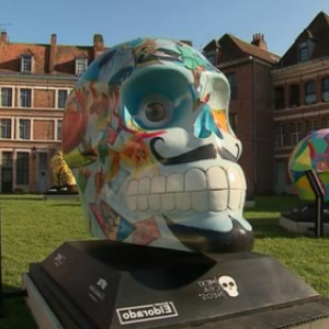 A l exterieur du "Musee de l Hospice Comtesse", pres de l Avenue du Peuple Belge