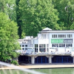 La "Villa Consulaire", en bord de Meuse, avec ses bar a Champagnes et restaurant gastronomique