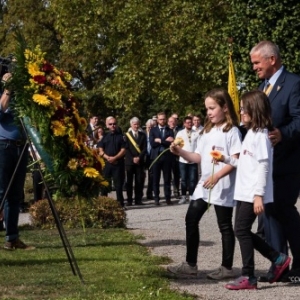 En 2018, Eric Adam, Président du "CCW", et deux enfants, lors de la "Ceremonie du Souvenir"