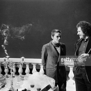  Sur le Tournage, avec Mort Shuman (C) Ralph Gathy/"Getty Images"