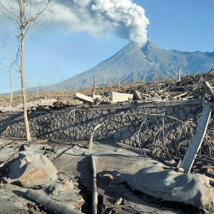 "Volcan Merapi, Enfer et Paradis"
