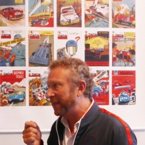 Philippe Graton devant les 20 Couvertures acccrochees à la "Galerie Tintin" (c) "Herge/Moulinsart" 2018