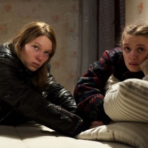 Lea Seydoux et Sara Forestier, dans "Roubaix, une Lumiere" (Arnaud Desplechin)