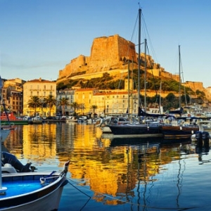 u pied de sa citadelle, la marina de Bonifacio (c) "Getty Images"