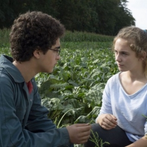 Dans un champ, avec la jeune fermiere… (Jean-Pierre et Luc Dardenne) (c) "Les Films du Fleuve"