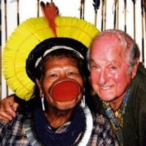 Raoni Metuktire, l un des chefs du peuple kayapo, avec Marcel Isy-Schwart, le pere de Cyril