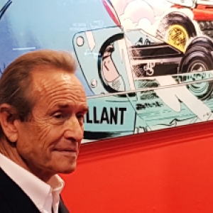 Jacky Ickx devant le tableau "Ickx s Ferrari", de "Michel Vaillant Art Strips" (c) Olivier Bultot