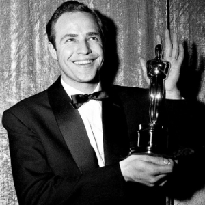 Marlon Brando et son "Oscar du meilleur Acteur", en 1955, pour "Sur les Quais"