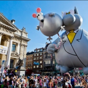 Le "Chat", de Philippe Geluck, devant la "Bourse" (c) "Visit Brussels"