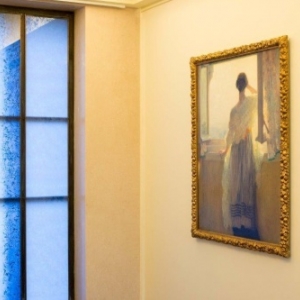 Jouxtant un fort beau vitrail, "Lumiere", de Franz van Volder (c) Lola Pertsowsky