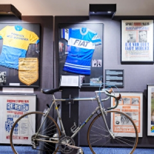 En haut, a droite, l affiche du "match du siecle", qui allait opposer Eddy Merckx a Rik Van Looy