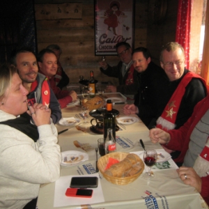 Autour d une fondue suisse moitie-moitie dans la convivialite du chalet-restaurant de Gruyeres