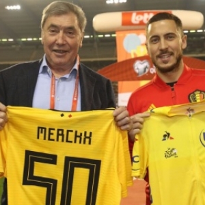 Echange de Maillots Jaunes, entre Eddy Merckx et Eden Hazard, le jeudi 21 mars (c) "Photo News"