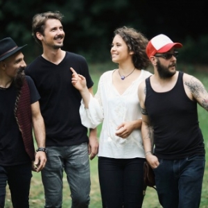 "Village Wallon des Saveurs" : Maya, la jeune chanteuse belgo-turque, et ses trois musiciens