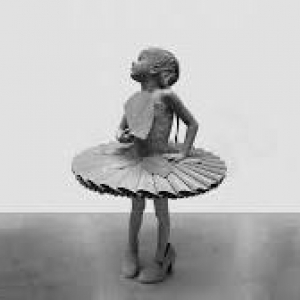 "Zhai Lisa (Chaussures maternelles) © "Studio Hans Op de Beeck/2024 © "SABAM"