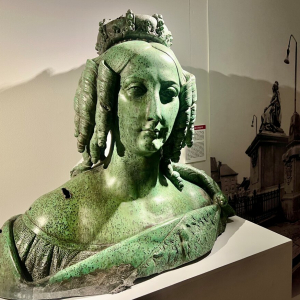 « Louise d’Orléans, devenir reine » : Statue de la reine Louise en Majesté ( Joseph Jaquet/1878) © Ville de Philippeville