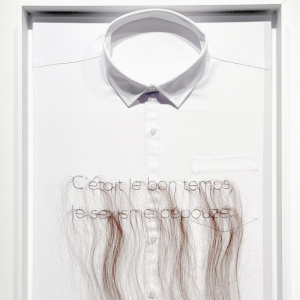 Cheveux naturels brodés sur une chemise © Elyse Galiano © Photo : « Delta »