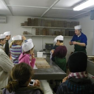 preparation au travail des chocolatiers en herbe