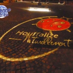 Le logo du SI de Houffalize. Place Janvier 45. Devant le SI. Coccinelle.