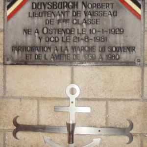 Plaque Norbert Duysburgh, porte du hall polyvalent.