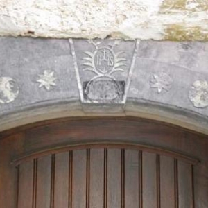 linteau de schiste, avec monogramme du Christ